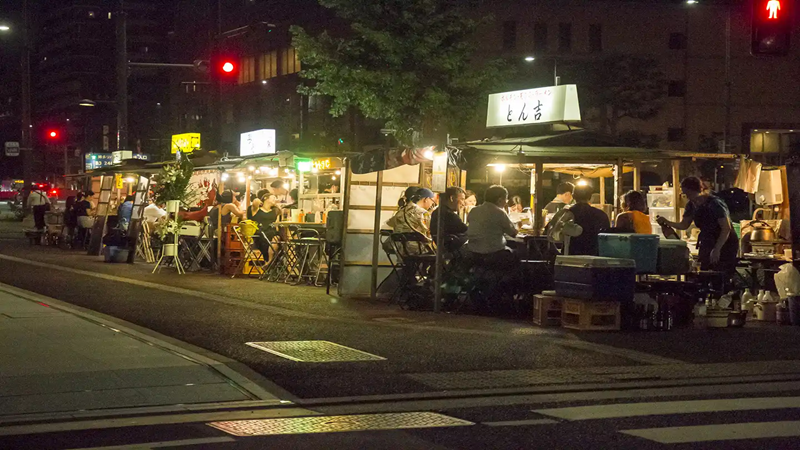 福岡屋台美食！福岡是日本少數仍保留傳統屋台文化的城市之一，街頭巷尾的攤販，讓這裡的夜晚熱鬧又浪漫。  
